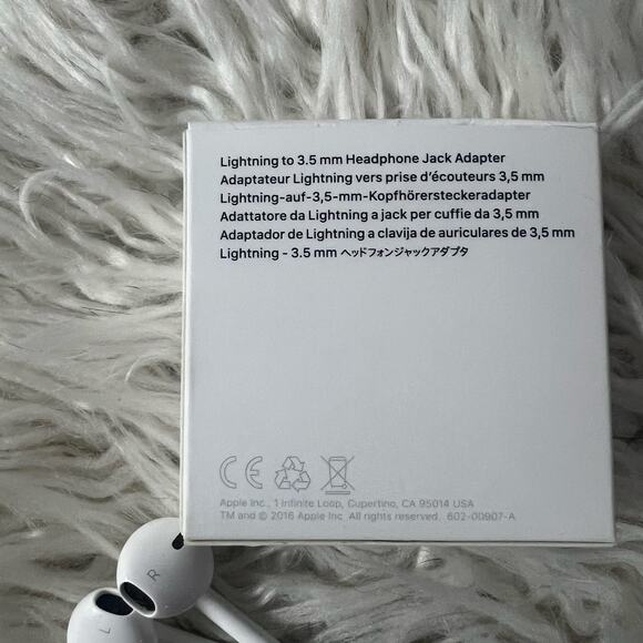 Apple Lightning to Headphones Jack - Picture 4 of 7